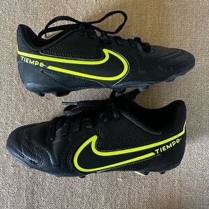 ⚽️Nike Boys Tiempo Soccer Cleats Youth Size 1.5⚽️